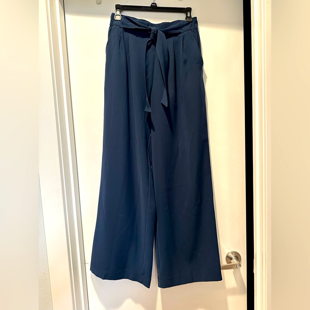 Lululemon wide leg pants with tie, size 8